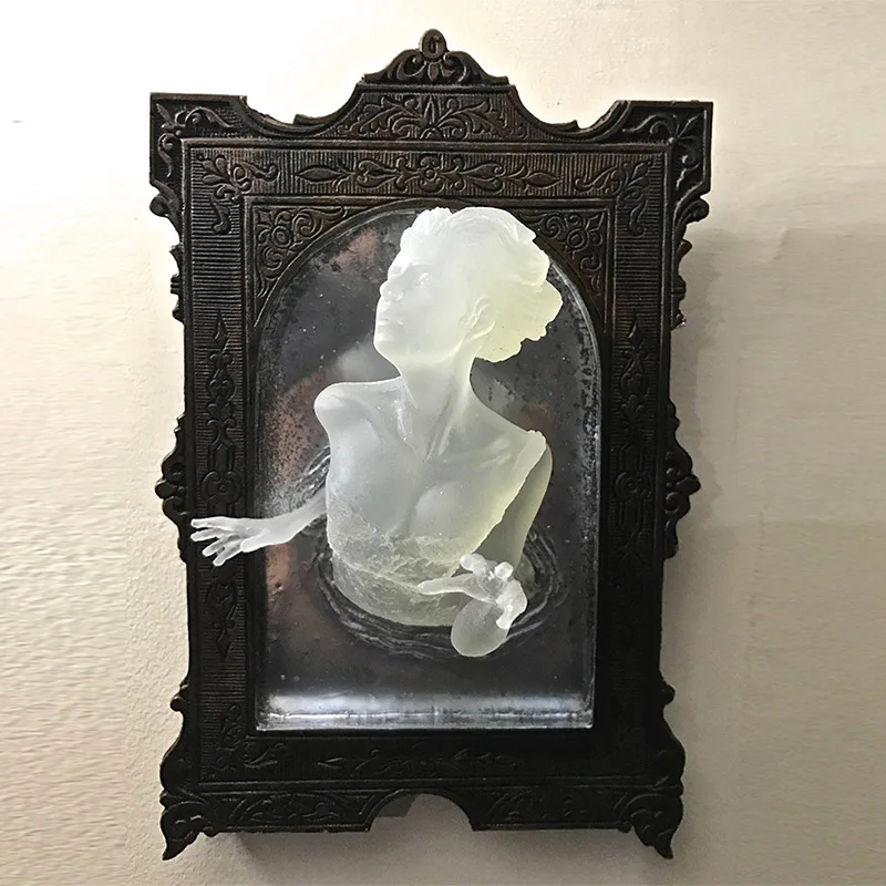 Halloween-Geist in der Spiegel – Interior Design Apartment Bewertung und Preis
